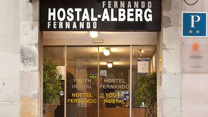 L’entrée de l’auberge de jeunesse Hostel-Alberg, avec une enseigne indiquant qu’il s’agit d’une auberge de jeunesse.