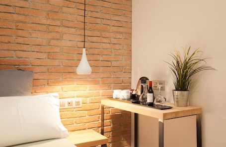 Caja de seguridad en la habitación y escritorio