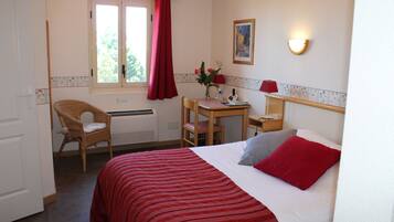 Single Room | Desk, iron/ironing board, free cribs/infant beds, rollaway beds