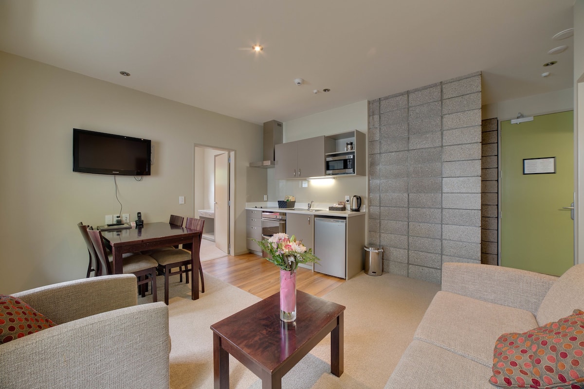 Two Bedroom Apartment (Downstairs) | Private kitchenette | Mini-fridge, microwave, stovetop, coffee/tea maker