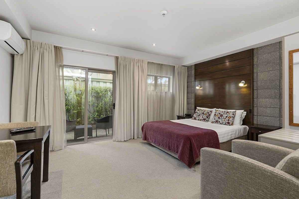 Standard Studio | Premium bedding, blackout drapes, soundproofing, iron/ironing board