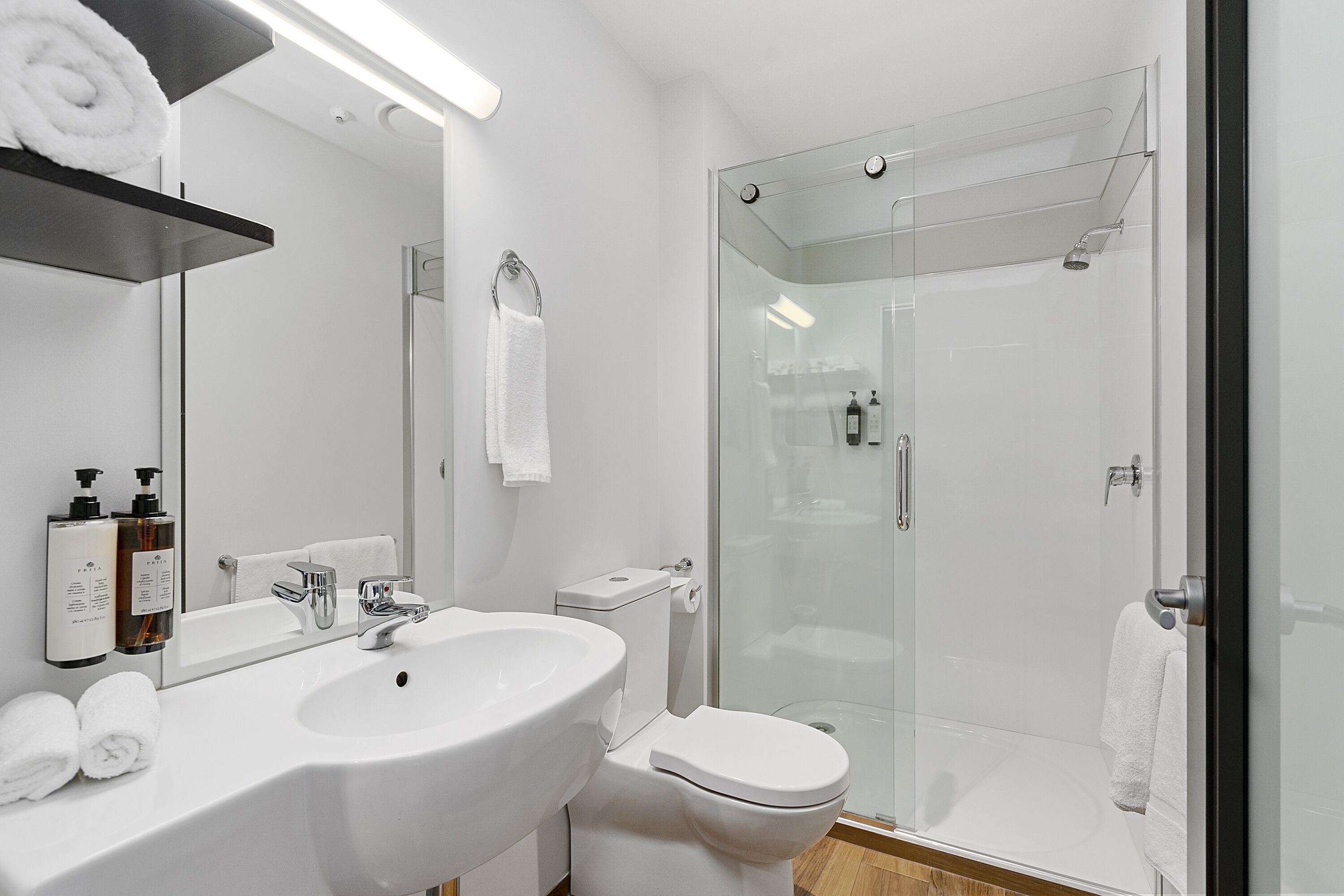 Studio Deluks, 1 Tempat Tidur King | Kamar mandi | Pengering rambut, handuk, sabun, dan sampo