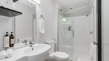 Deluxe-Studio, 1 King-Bett | Badezimmer | Haartrockner, Handtücher, Seife, Shampoo