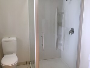 Appartement supérieur, 2 chambres | Salle de bain | Douche, articles de toilette (gratuits), séchoir à cheveux