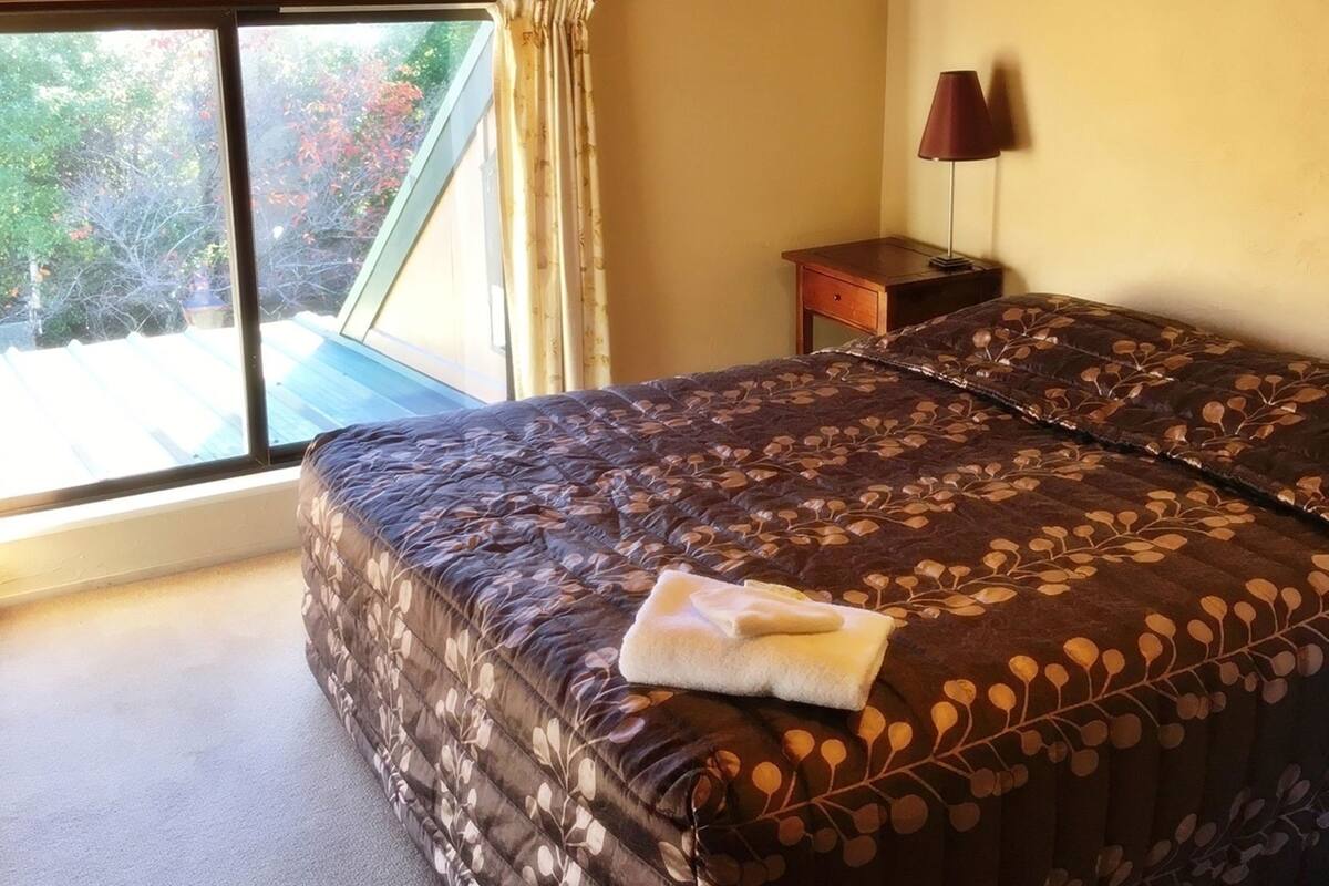 Free cribs/infant beds, free WiFi, bed sheets