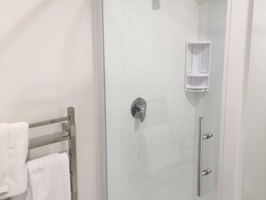 Superior-lejlighed | Badeværelse | Bruser, gratis toiletartikler, hårtørrer, håndklæder