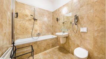 Quadrupla Deluxe, 1 camera da letto | Bagno | Set di cortesia gratuito, asciugacapelli, asciugamani