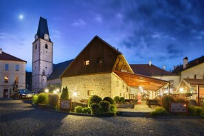 Façana frontal de l'allotjament (vespre/nit)