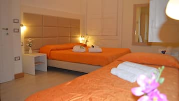 Camera tripla | Biancheria da letto di alta qualità, minibar, cassaforte in camera