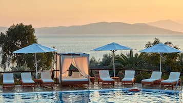 Piscine extérieure, parasols de plage, chaises longues