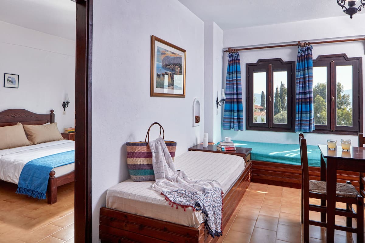 Apartamento, 2 habitaciones, vistas al mar | 1 dormitorio, caja fuerte, tabla de planchar con plancha y wifi gratis