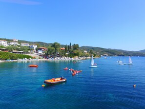 Ubicación a pie de playa, tumbonas, sombrillas y submarinismo