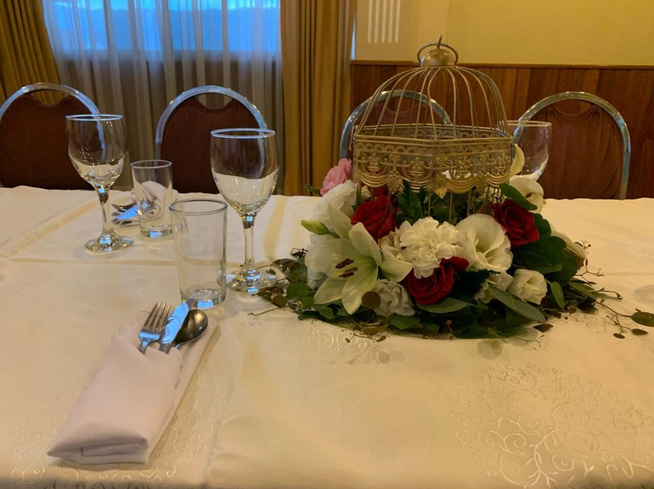 breakfast, lunch and dinner served