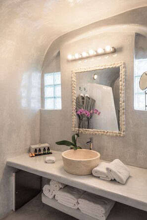 独特套房 (Cave Pool Jacuzzi) | 浴室 | 淋浴设施、按摩浴缸、名牌洗护用品、吹风机