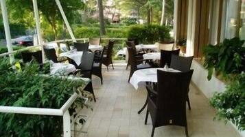 Tempat makan outdoor