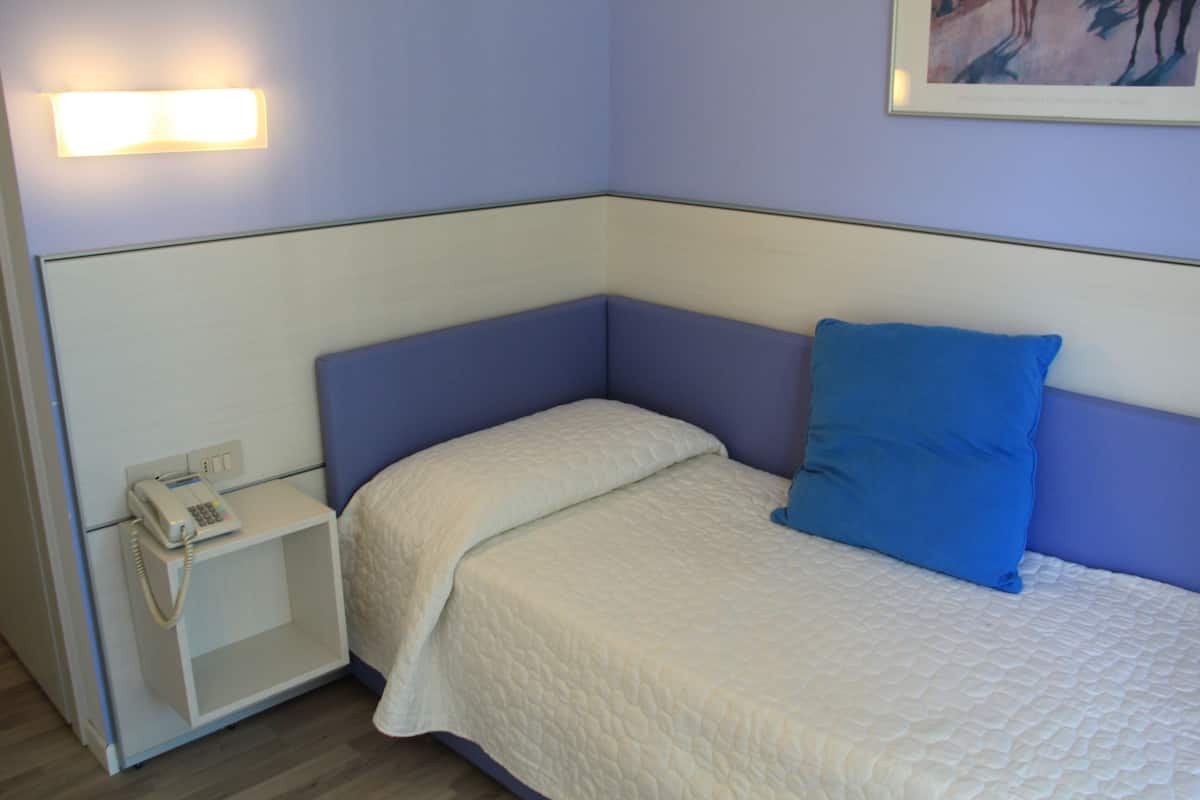 Caja de seguridad en la habitación, muebles diferentes y escritorio