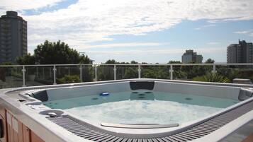 Piscina all'aperto, con ingresso dalle 10:00 alle 19:30, lettini