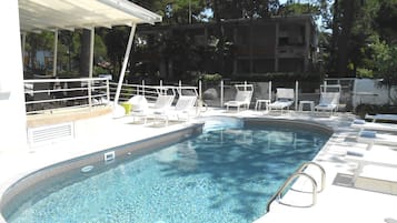 Piscine extérieure, chaises longues