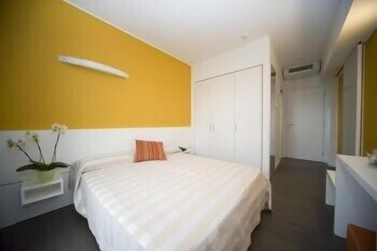 Caja de seguridad en la habitación, muebles diferentes y escritorio