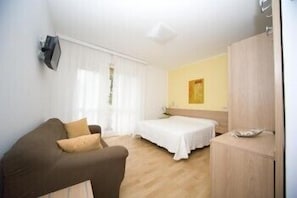 Habitació doble superior, balcó | Caixa forta a l'habitació, mobiliari individual i escriptori 