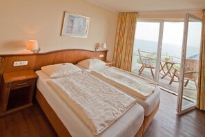 Mobiliario individual, escritorio, wifi gratis y ropa de cama