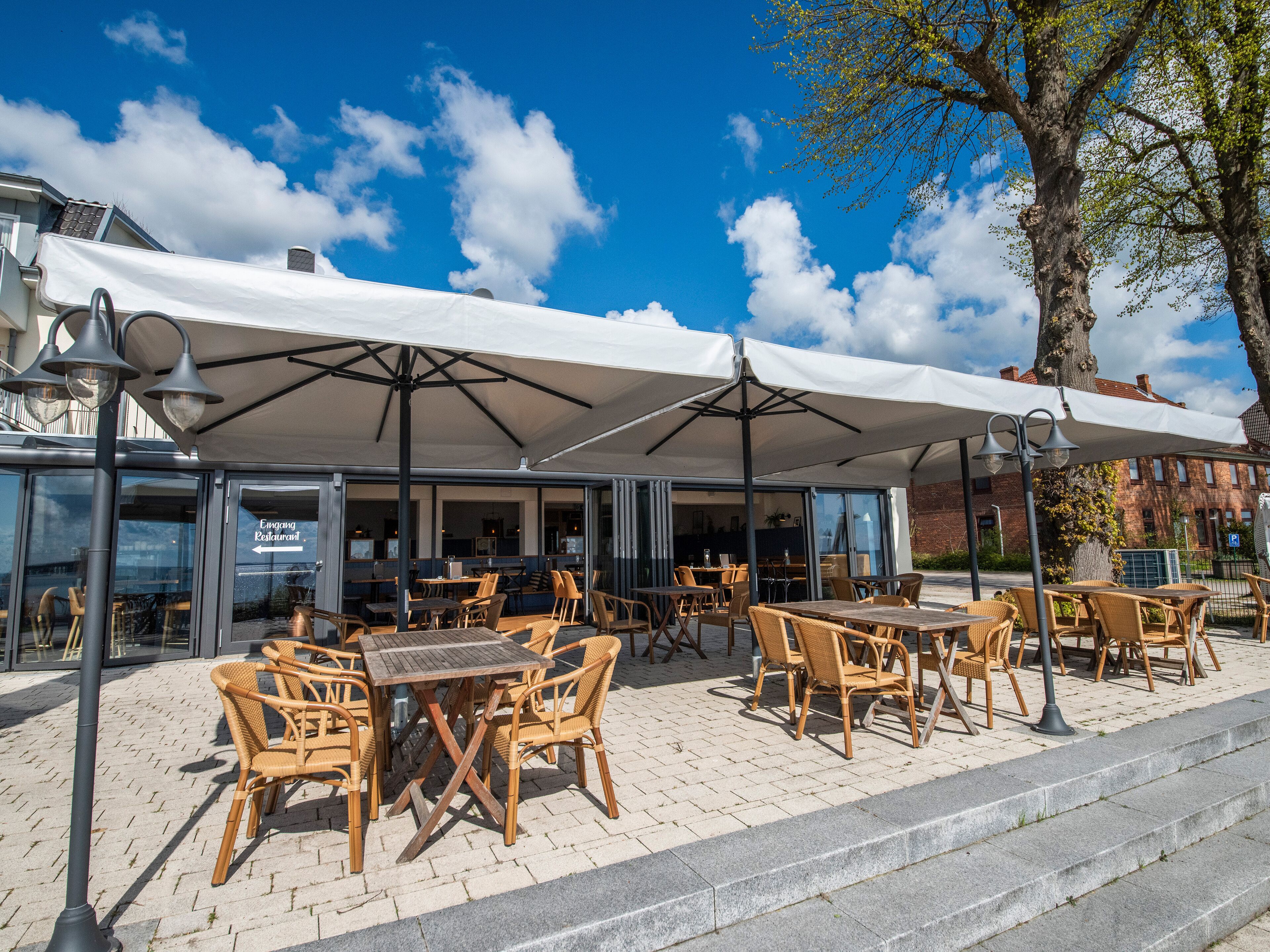 Ontbijt, serveert lunch, diner, Duitse gerechten, openlucht dineren 