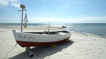 Am Strand, weißer Sandstrand, Cabañas (gegen Gebühr)