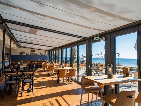 供应早餐、午餐和晚餐，德国菜，室外就餐