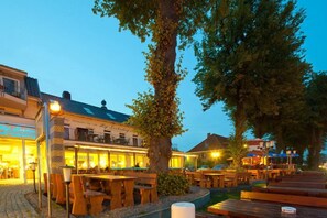 Se sirven desayunos y cocina alemana (con mesas al aire libre) 