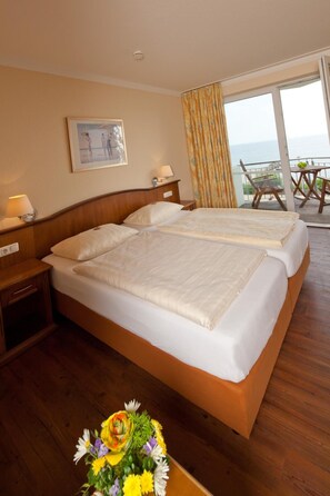 Mobiliario individual, escritorio, wifi gratis y ropa de cama