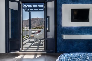 Suite | In-room safe, desk, iron/ironing board, bed sheets - Rivari Hotel (Santorini)