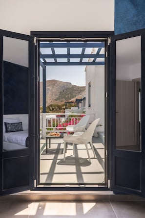 Suite | In-room safe, desk, iron/ironing board, bed sheets - Rivari Hotel (Santorini)