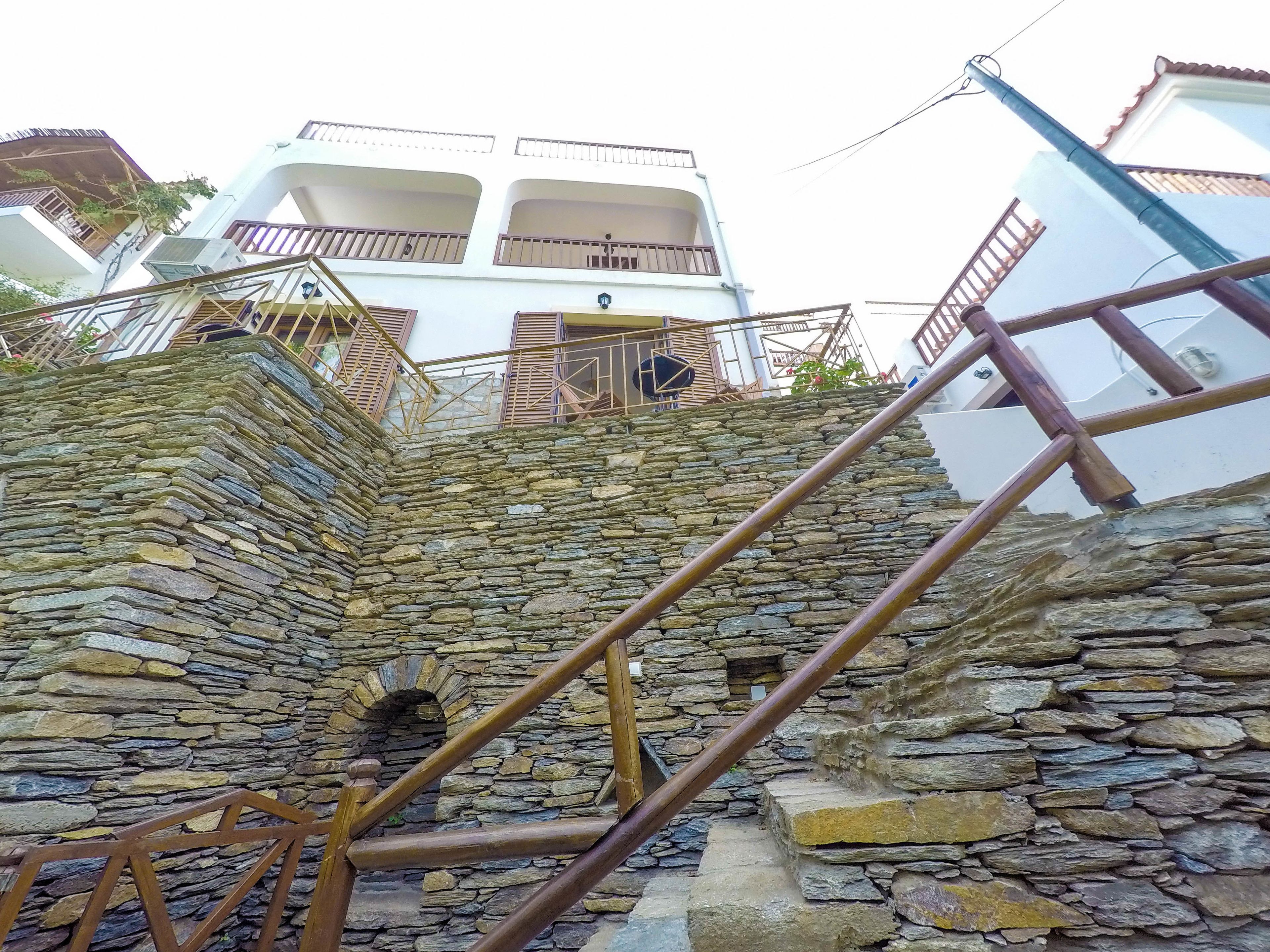 Una escalera de piedra que lleva a un edificio con balcones.