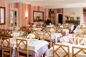Petit déjeuner, déjeuner et dîner servis sur place