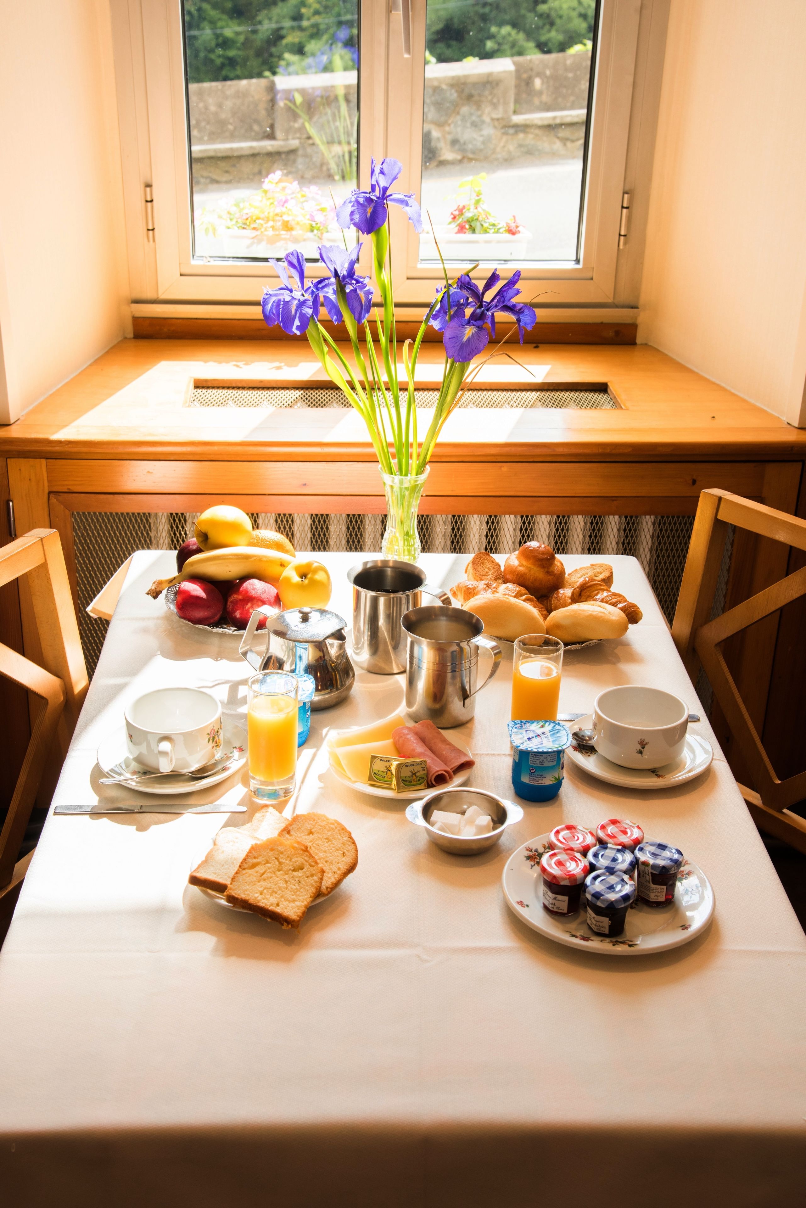daily continental breakfast (eur 9 per person)