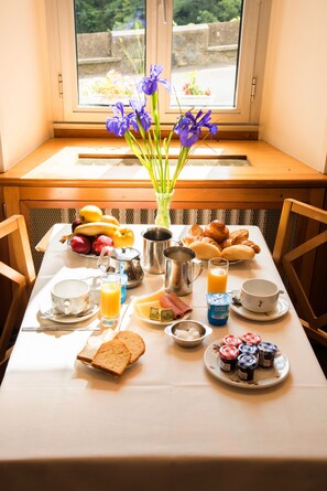 Tägliches kontinentales Frühstück gegen Gebühr