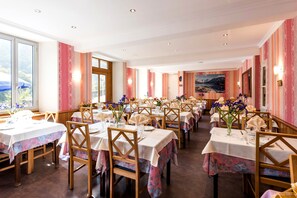 Phục vụ bữa sáng, bữa trưa, bữa tối, đặc sản vùng 