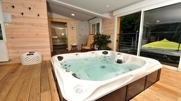 Indoor spa tub