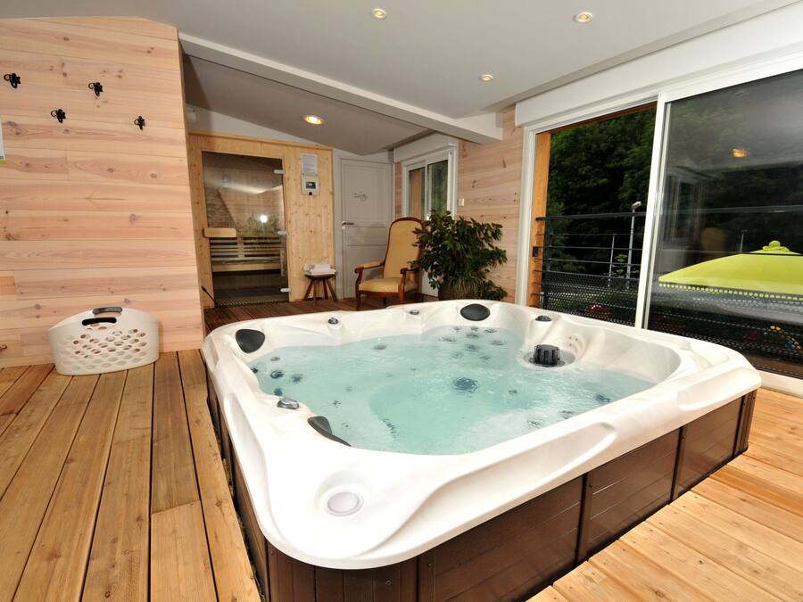 Indoor spa tub