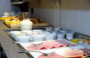 A breakfast buffet with various food items and utensils. - Hôtel Le Central  (Bareges)