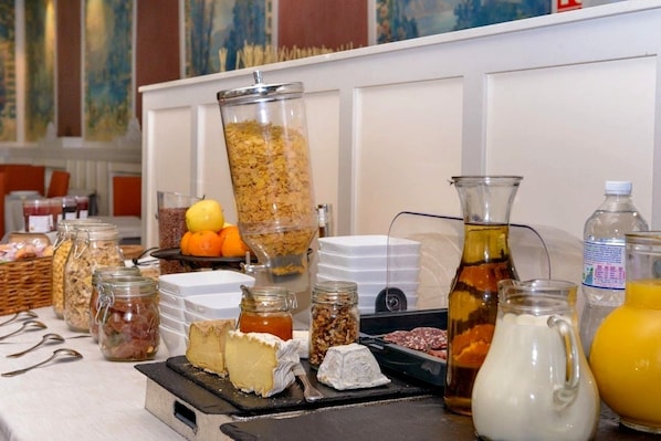 Petit déjeuner buffet servi tous les jours en supplément