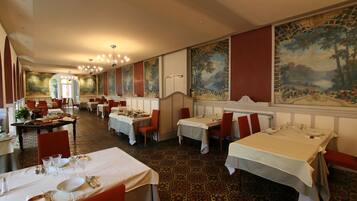 Breakfast, lunch, dinner served; French cuisine, al fresco dining