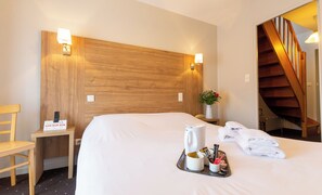 Quadruple Room | Desk, rollaway beds, free WiFi, bed sheets