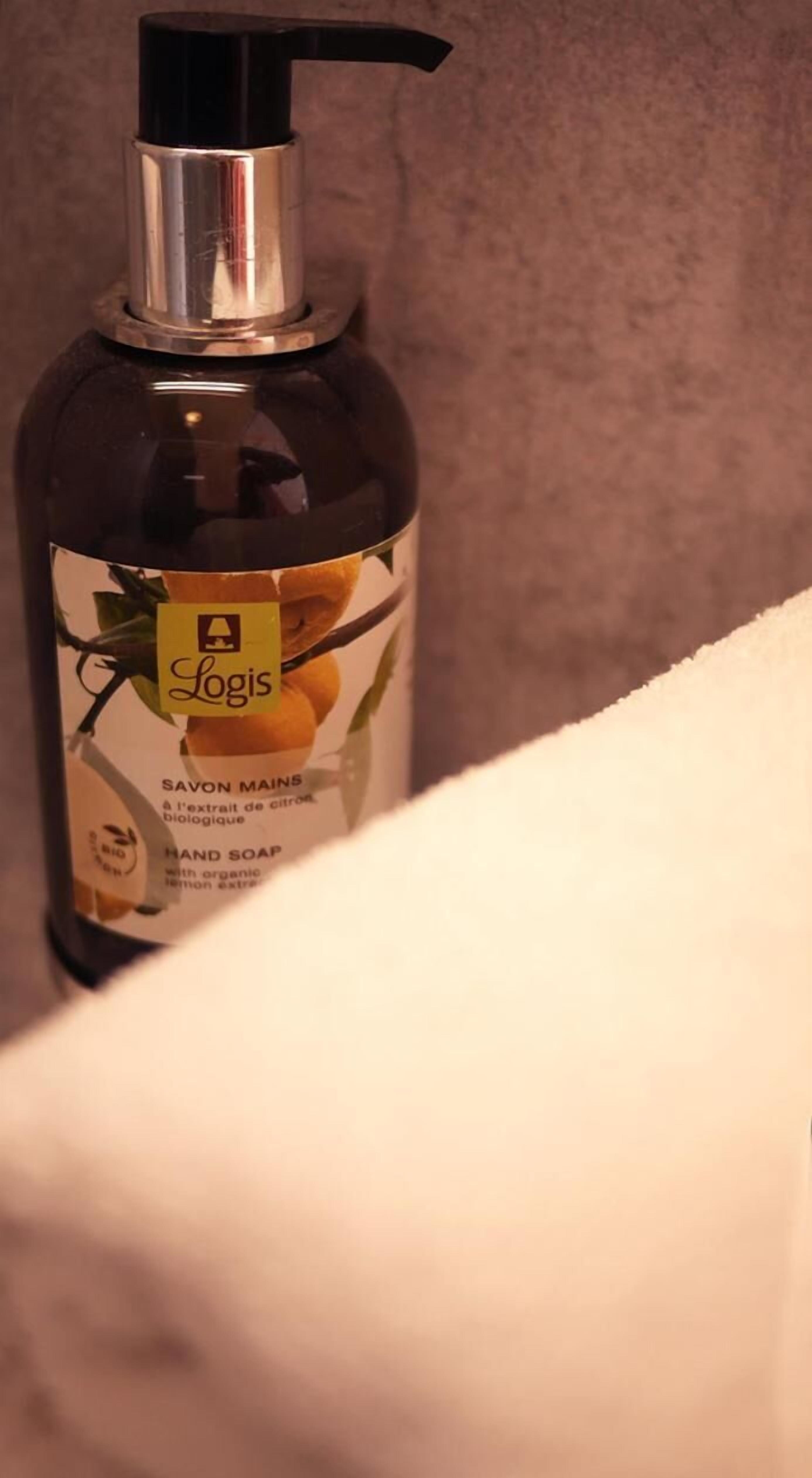 rainfall showerhead, hair dryer, towels