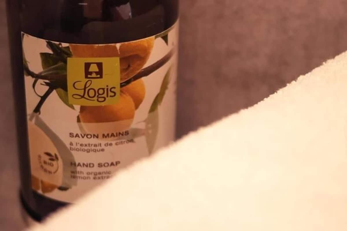 rainfall showerhead, hair dryer, towels