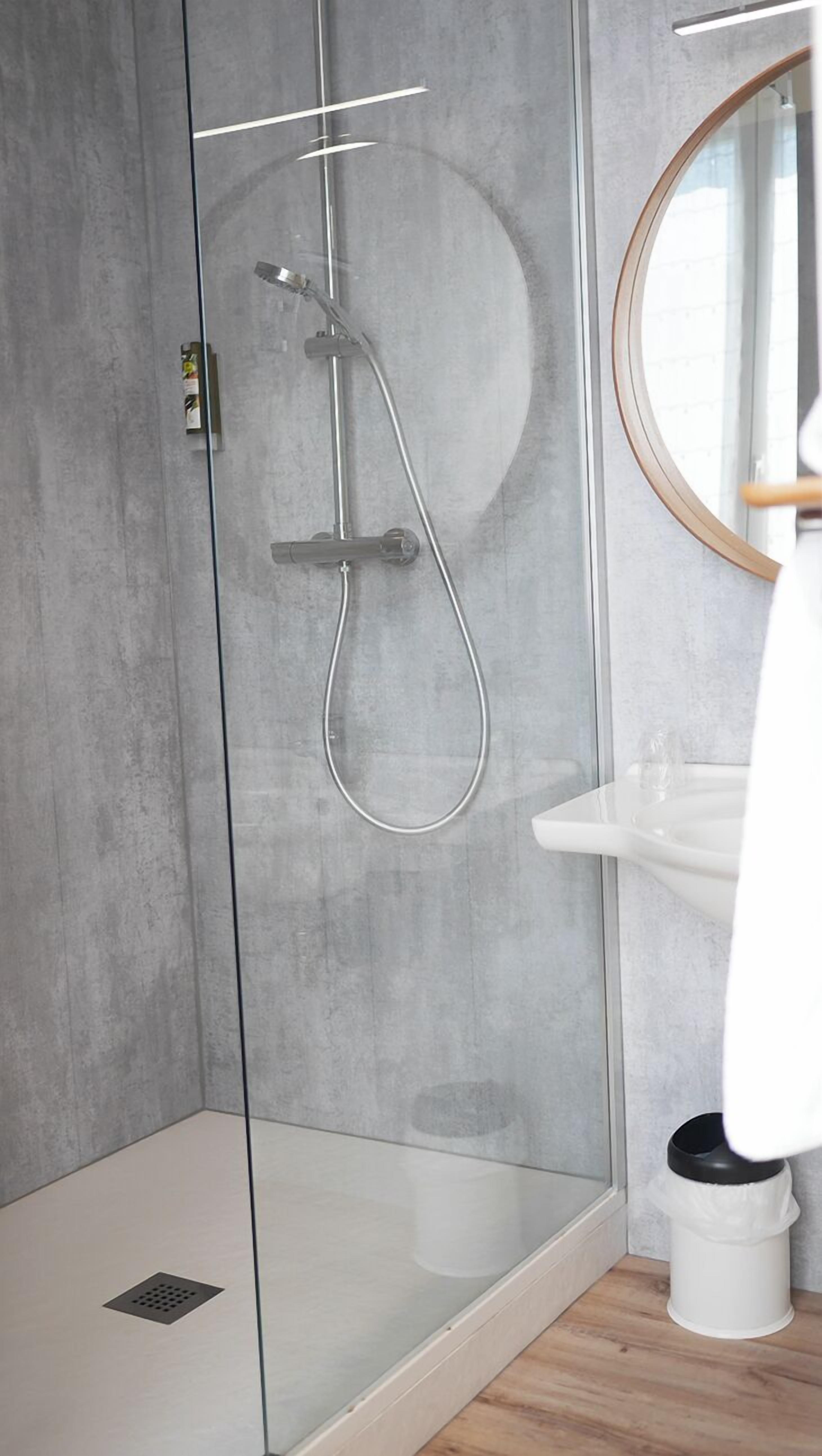 Chambre Double Supérieure | Salle de bain | Douche à « effet pluie », sèche-cheveux, serviettes fournies