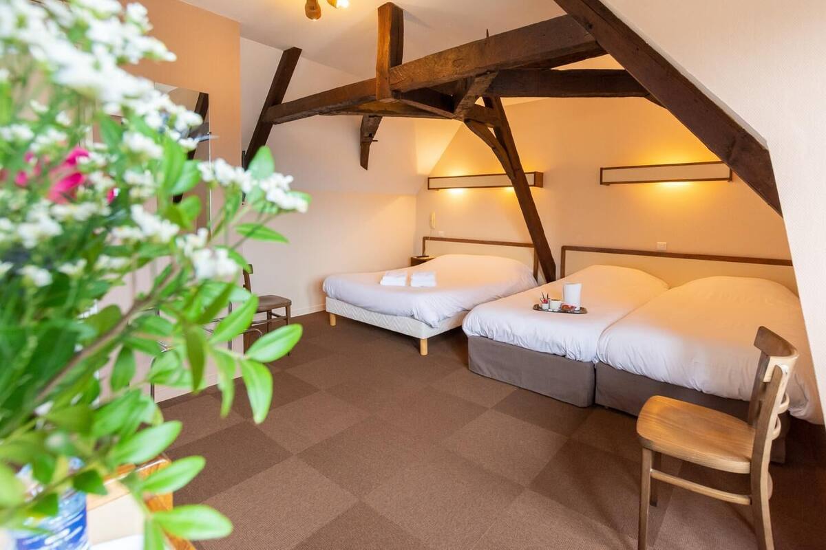 desk, rollaway beds, free wifi, bed sheets