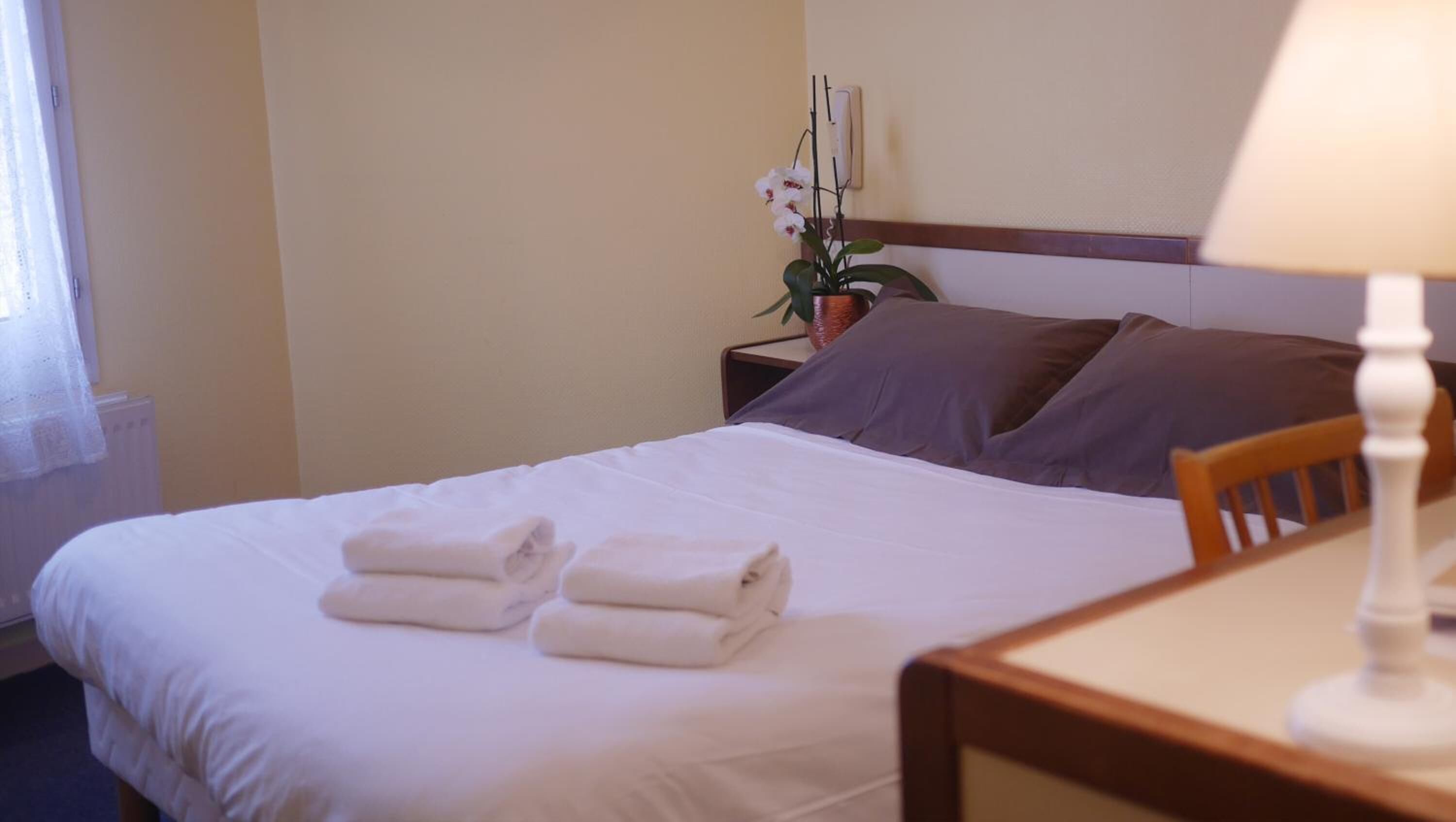 desk, rollaway beds, free wifi, bed sheets