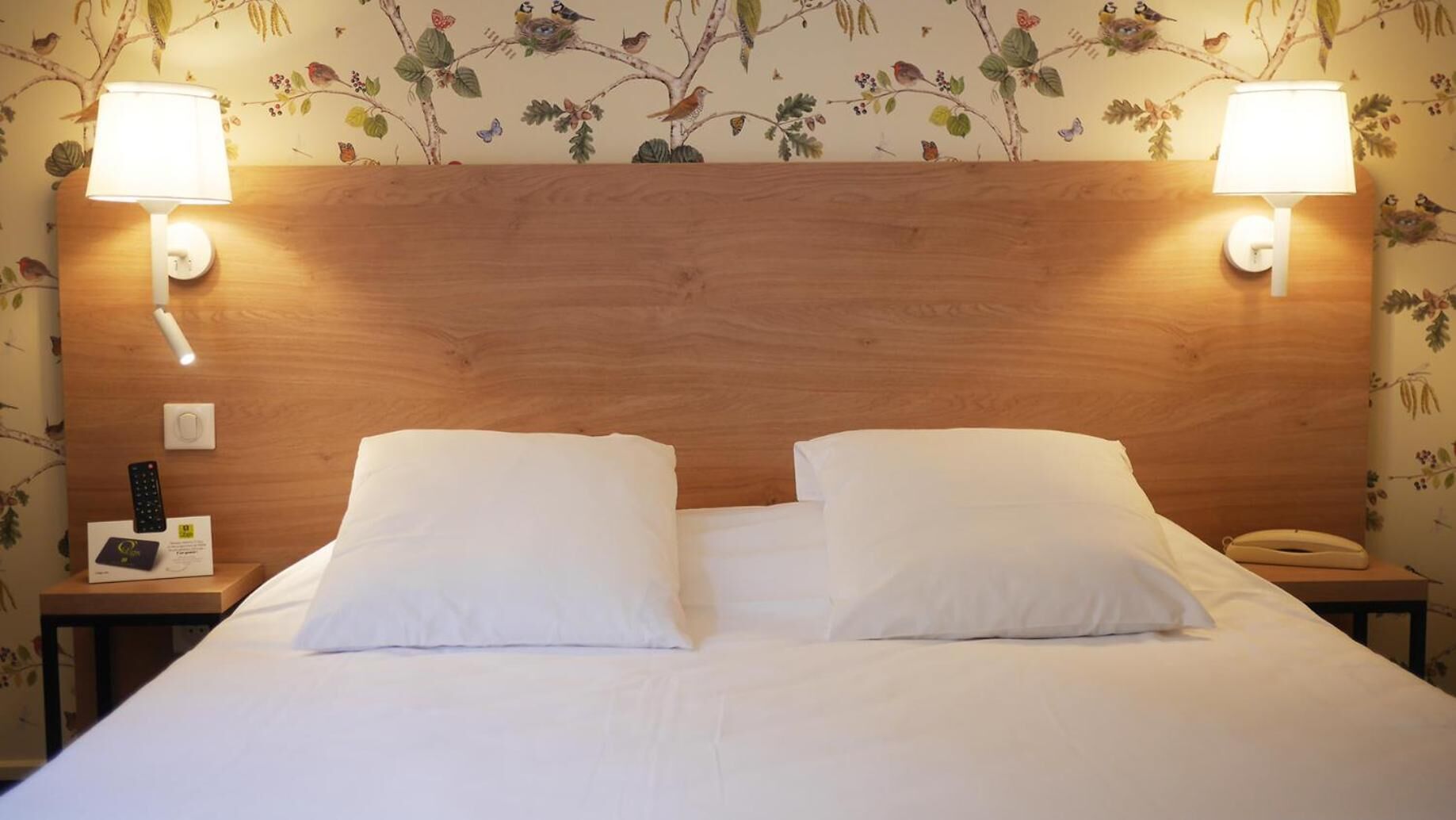 desk, rollaway beds, free wifi, bed sheets