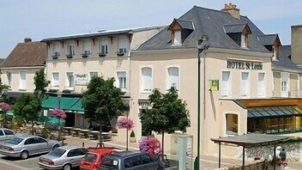 Un hotel de estilo arquitectónico europeo tradicional, con un patio central con asientos y un área cubierta.